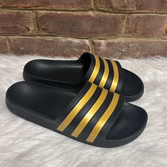 ADIDAS Adilette Slides Sandals Men’s Black Gold Beach Flip Flops Size 8 - Picture 1 of 7